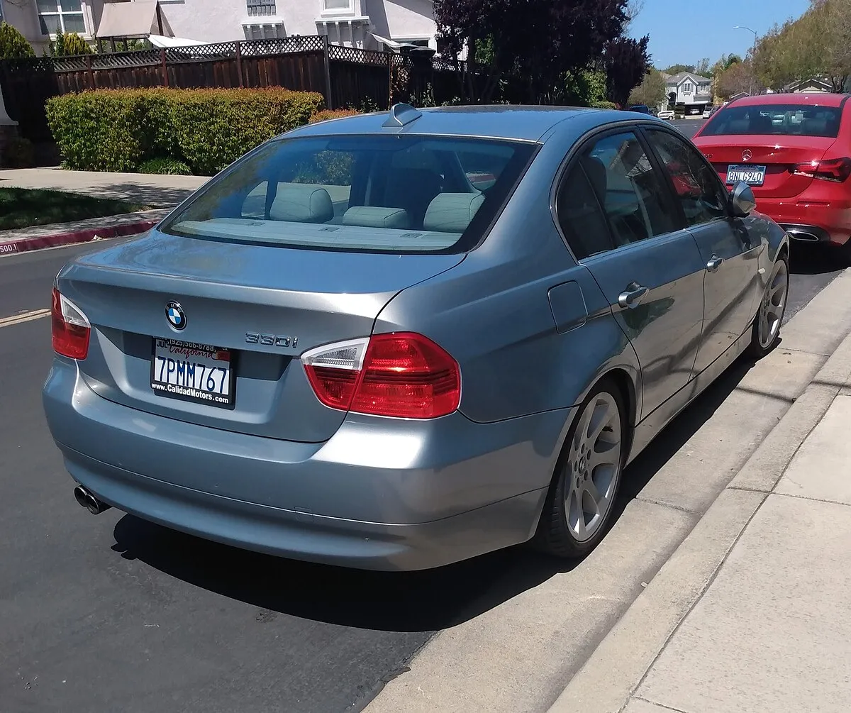 BMW 330i 2025 - Image 1