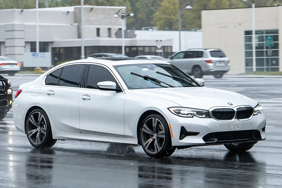 BMW 330i 2025 - Image 2