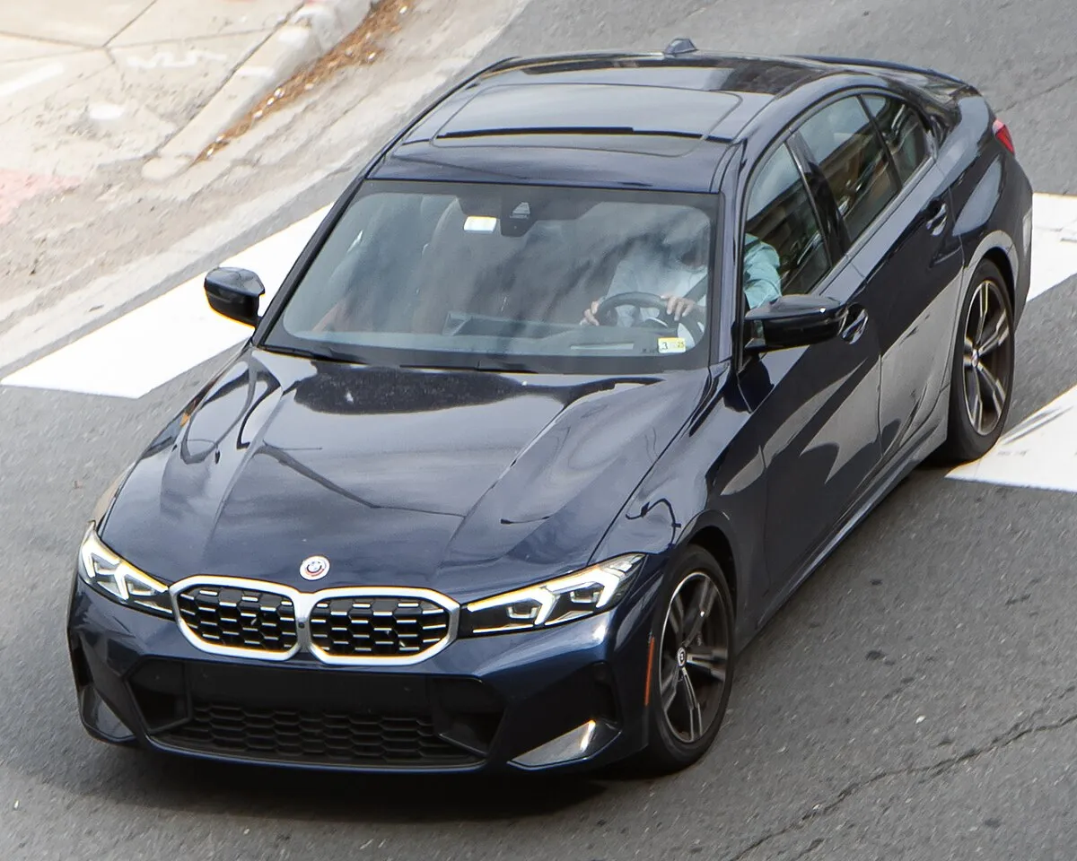 BMW 330i 2025 - Image 4