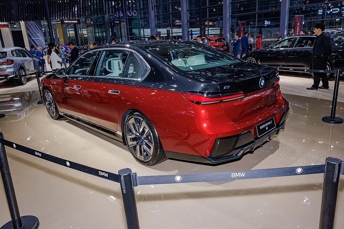 BMW BMW i7 2025 BMW i7 xDrive60 Pure Excellence BEV - Image 8