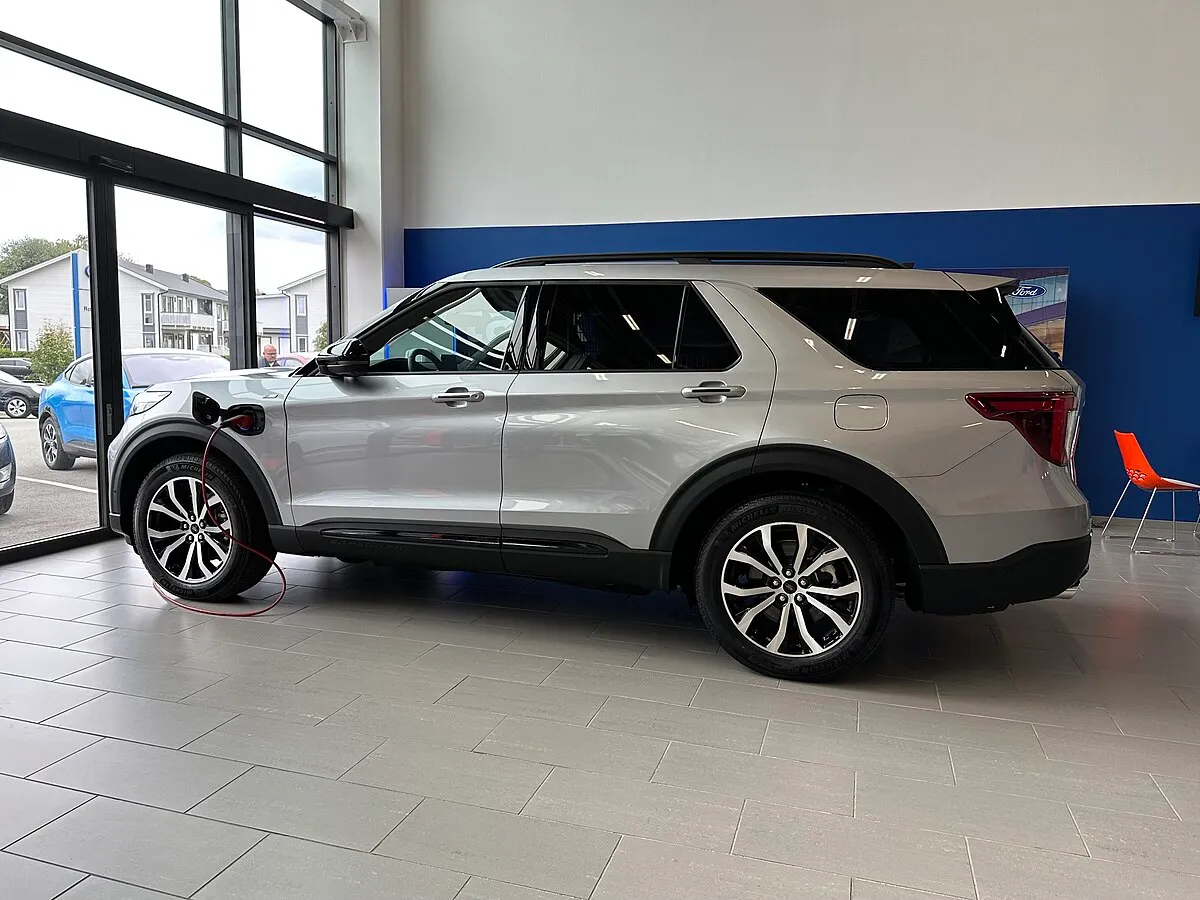 Ford Explorer Hybrid 2025 - Image 3