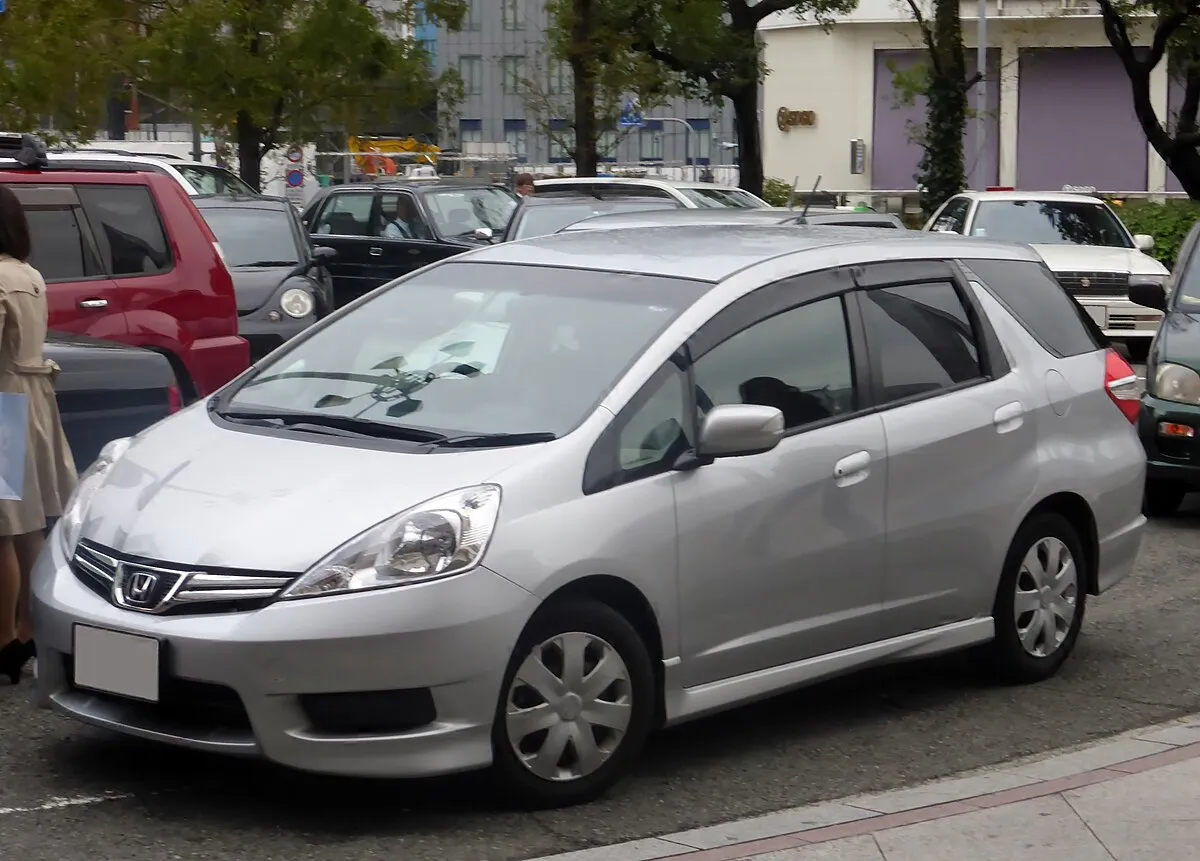 Honda Fit Shuttle 2013 1.3 Hybrid CVT wagon - Image 2