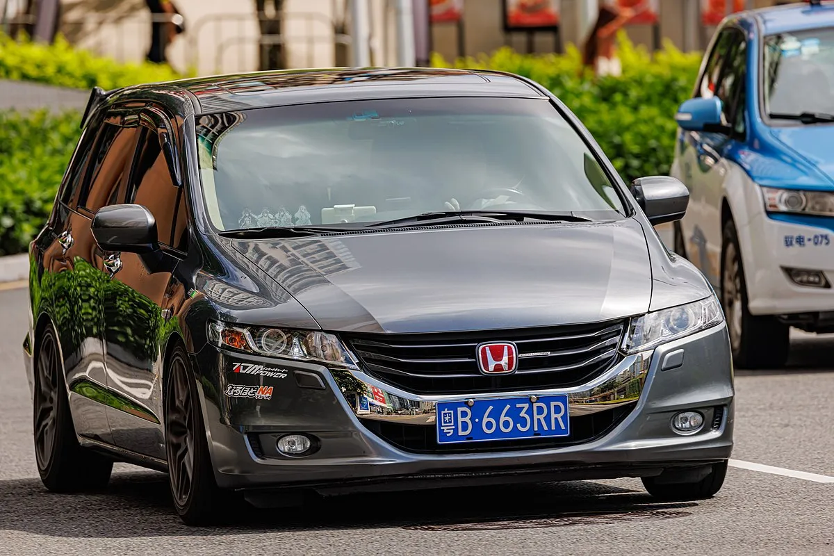 Honda Odyssey 2003 2.4 AT 4WD Absolute minivan 5-doors - Image 3