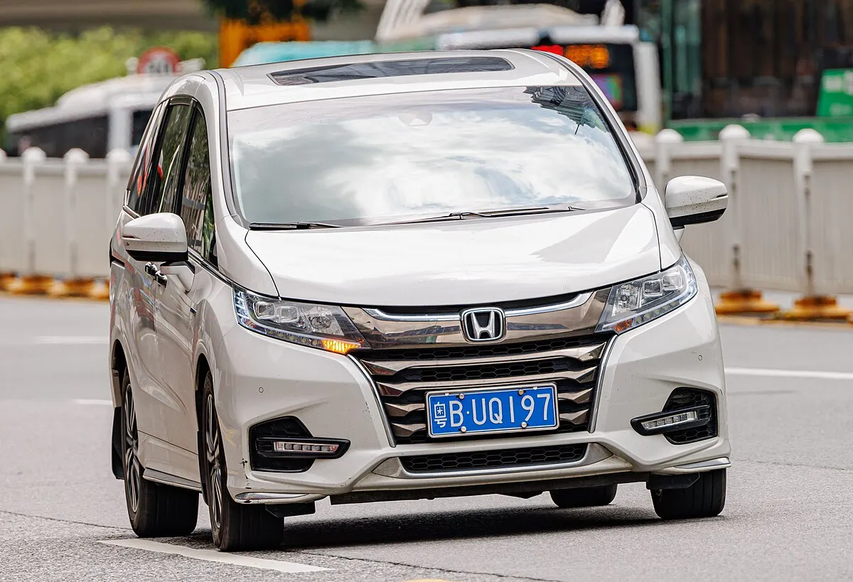 Honda Odyssey 2013 2.4 CVT 4WD Absolute minivan 5-doors - Image 6