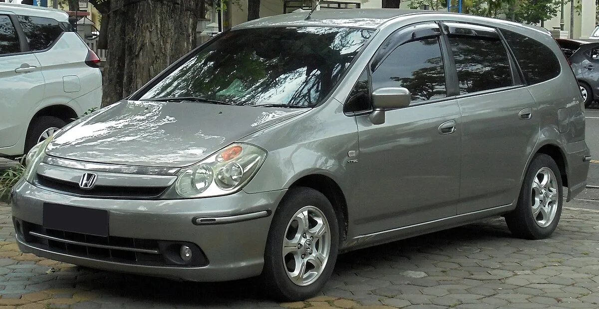 Honda Stream 2000 1.7 AT 4WD Minivan - Image 4