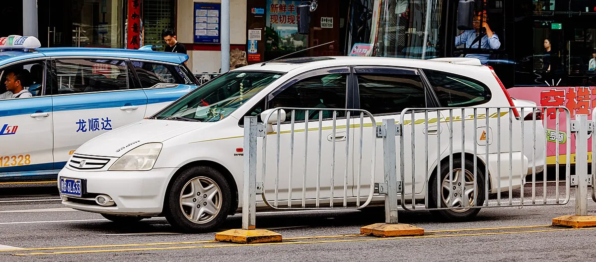 Honda Stream 2003 1.7 AT 4WD Minivan - Image 8