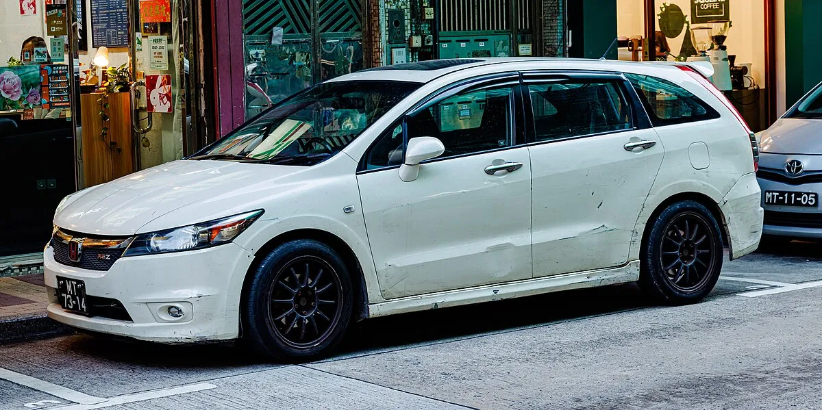 Honda Stream 2003 1.7 AT 4WD Minivan - Image 9