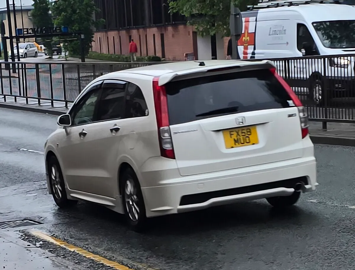 Honda Stream 2003 1.7 AT 4WD Minivan - Image 10