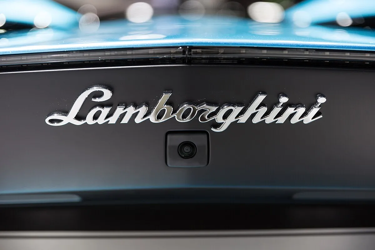 Lamborghini AVENTADOR S 2025 - Image 3