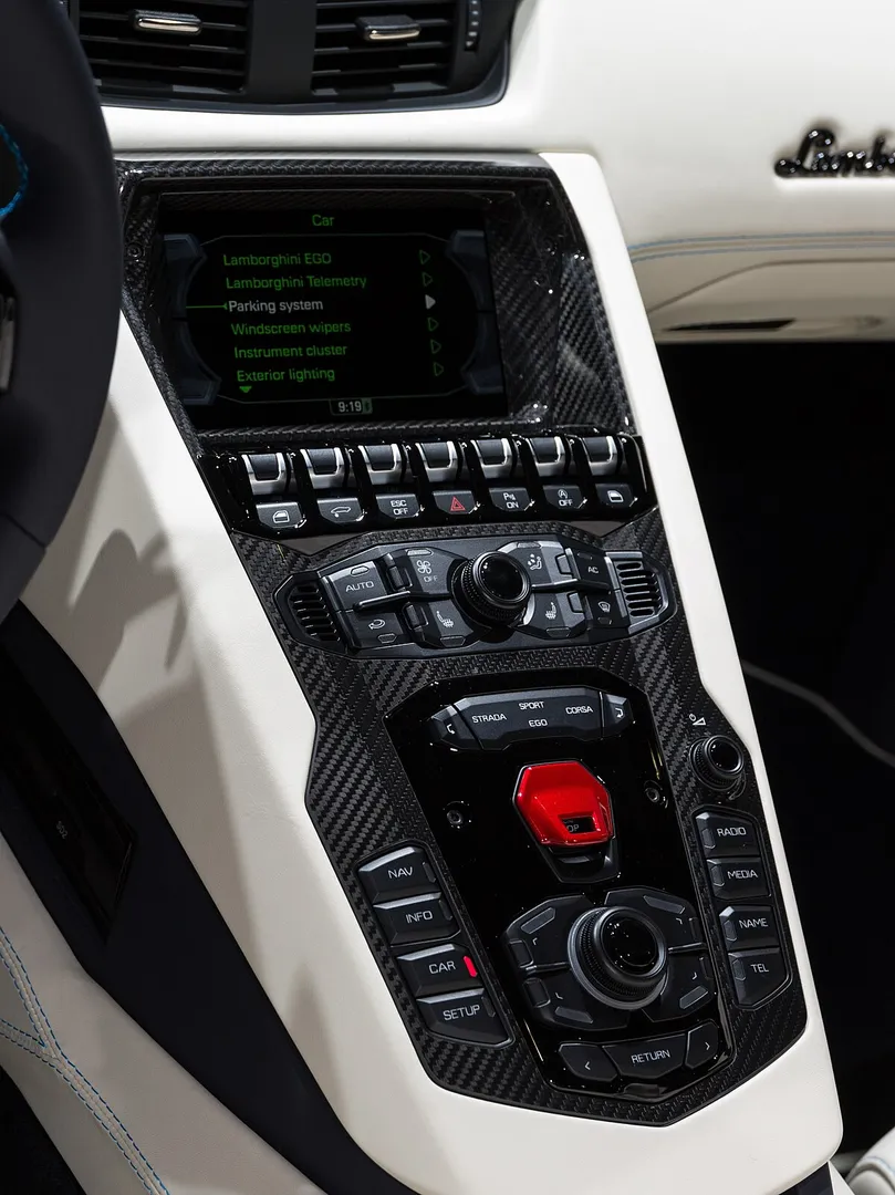 Lamborghini AVENTADOR S 2025 - Image 6