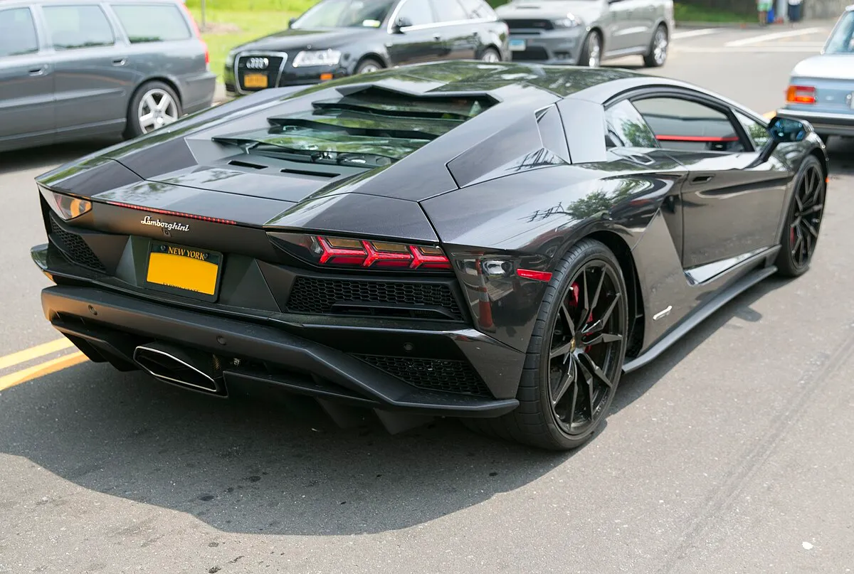 Lamborghini AVENTADOR S 2025 - Image 7