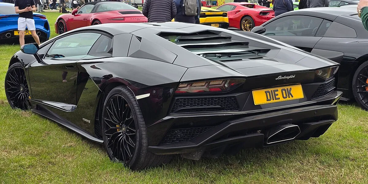 Lamborghini AVENTADOR S 2025 - Image 9