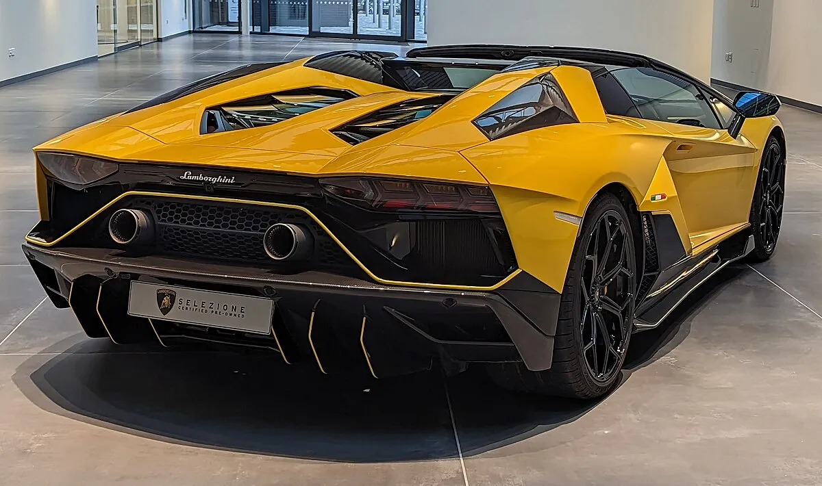 Lamborghini AVENTADOR ULTIMAE 2025 - Image 1