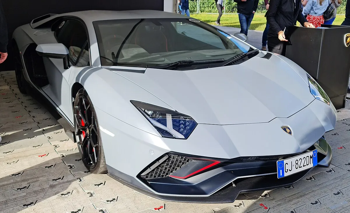 Lamborghini AVENTADOR ULTIMAE 2025 - Image 2