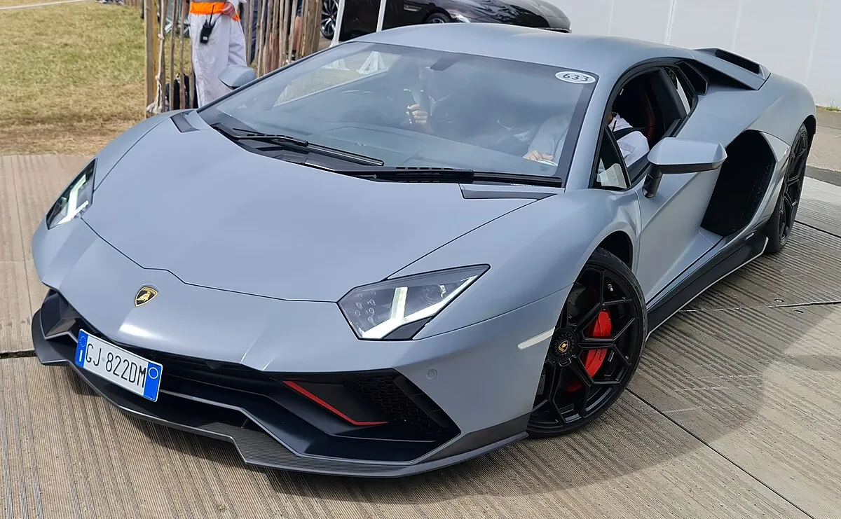 Lamborghini AVENTADOR ULTIMAE 2025 - Image 10