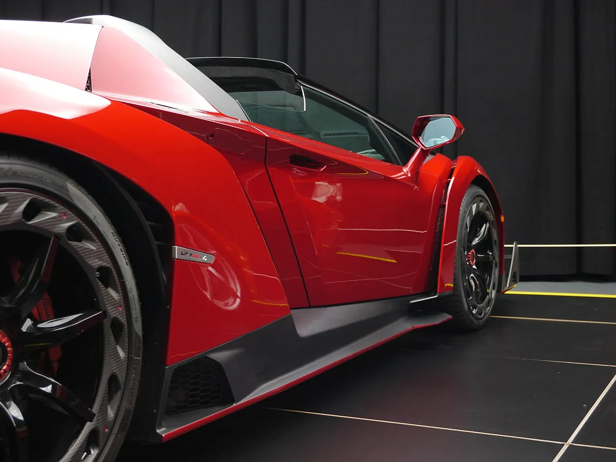 Lamborghini VENENO ROADSTER 2025 - Image 2