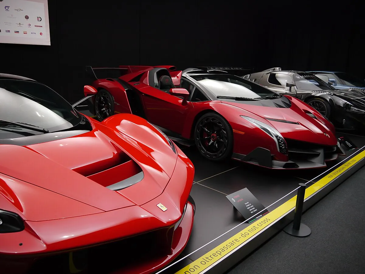 Lamborghini VENENO ROADSTER 2025 - Image 8