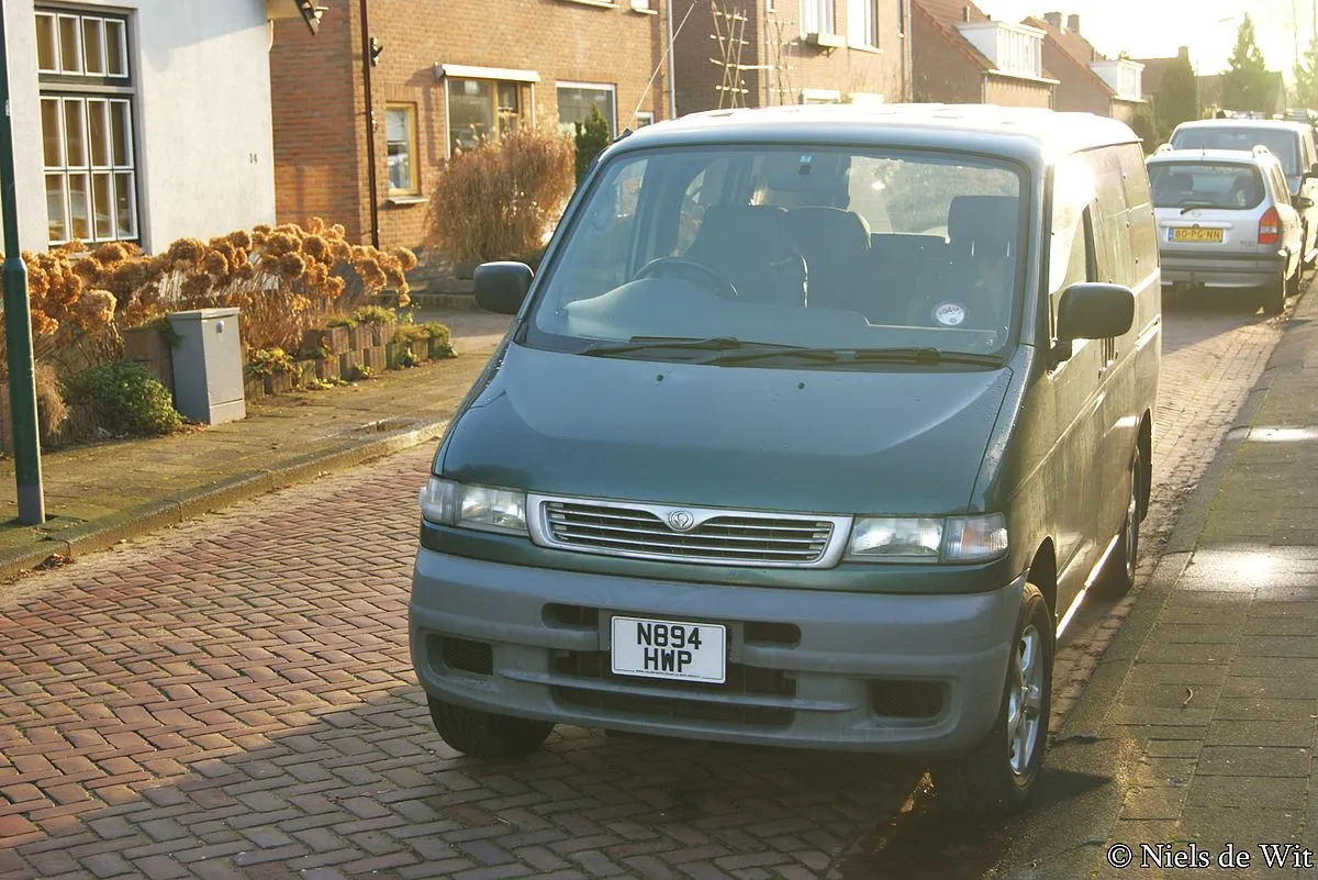 Mazda Bongo Friendee 2000 2.0 AT Minivan - Image 6