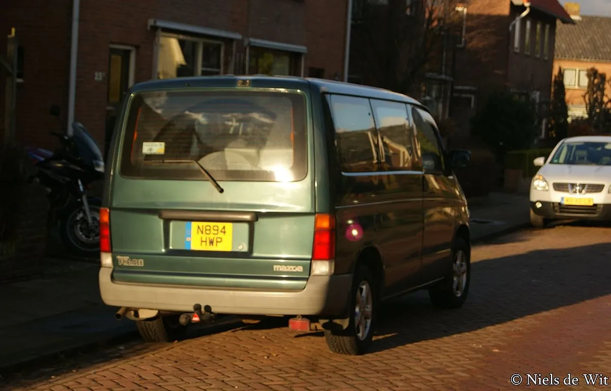 Mazda Bongo Friendee 2000 2.0 AT Minivan - Image 7