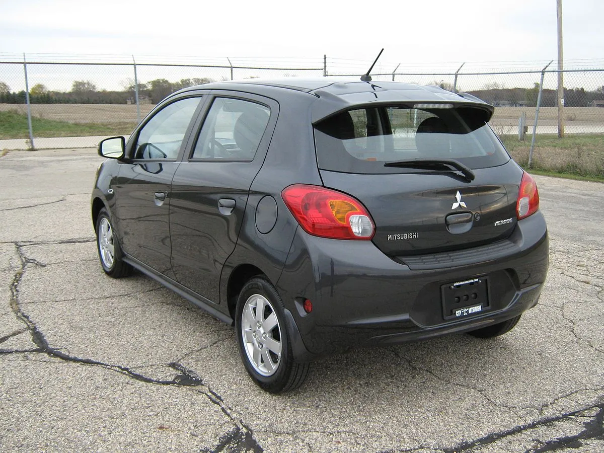 Mitsubishi Mirage ES 2025 - Image 4