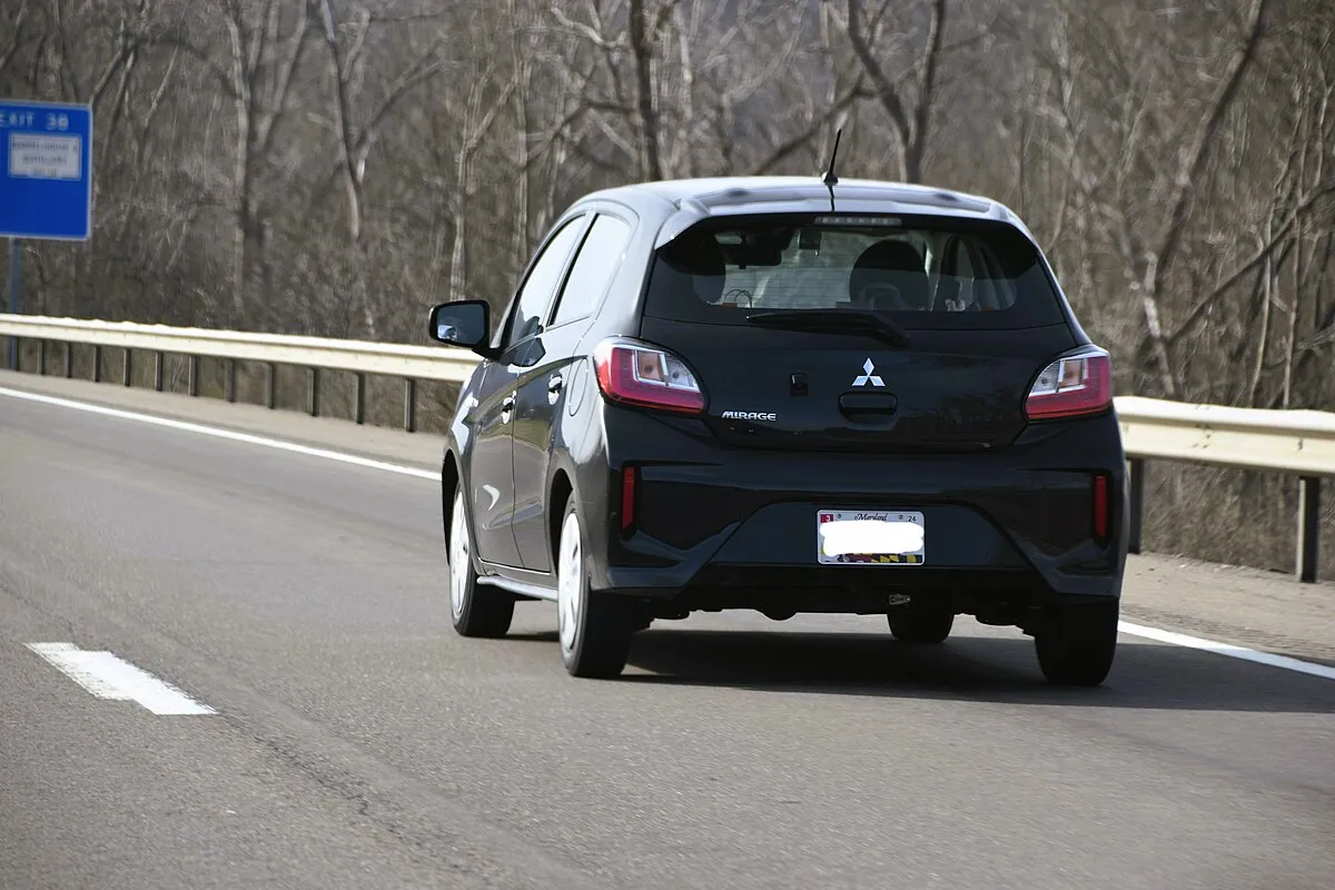 Mitsubishi Mirage ES 2025 - Image 9