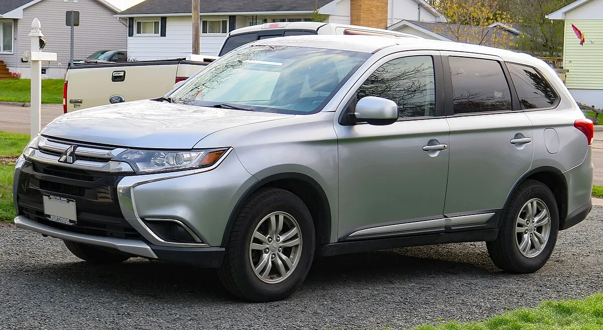 Mitsubishi Outlander ES 2025 - Image 2
