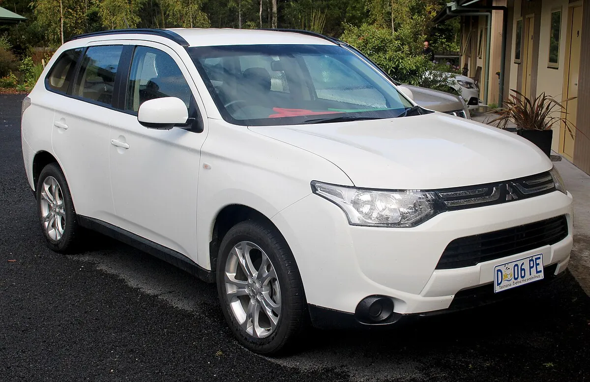 Mitsubishi Outlander ES 2025 - Image 4