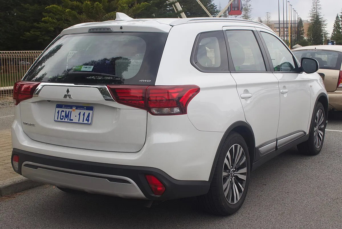 Mitsubishi Outlander ES 2025 - Image 10