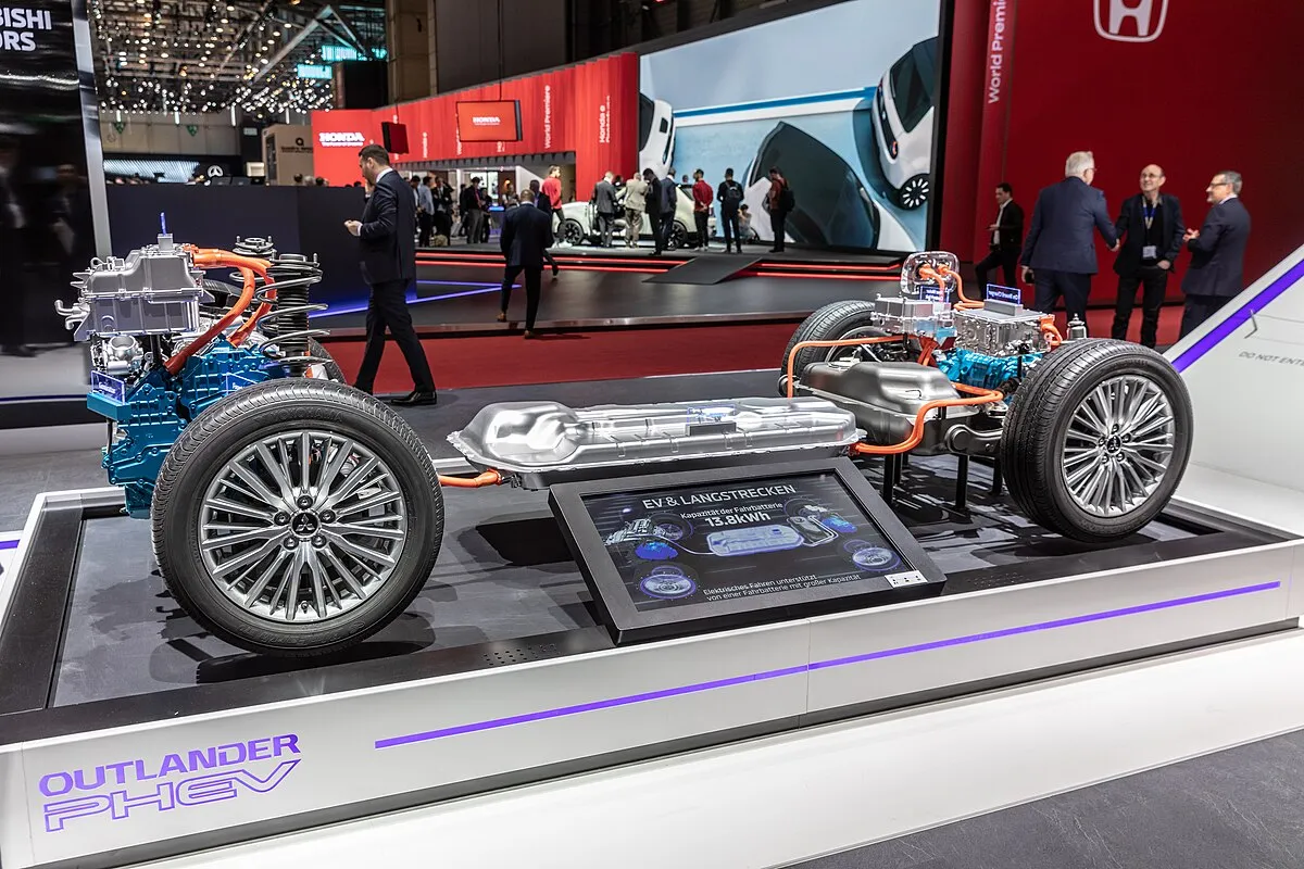 Mitsubishi Outlander LE 2025 - Image 2