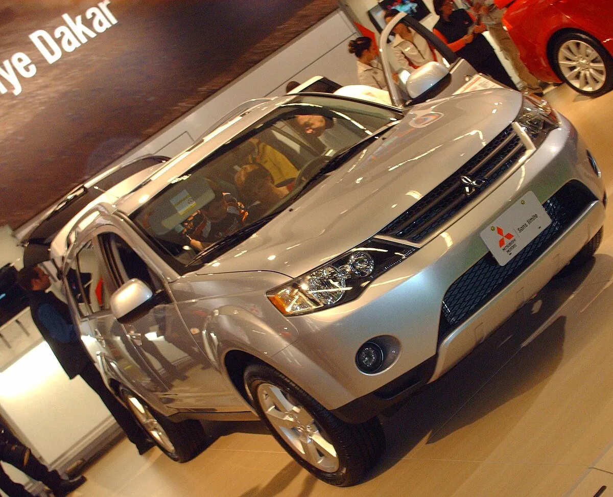 Mitsubishi Outlander LE 2025 - Image 3