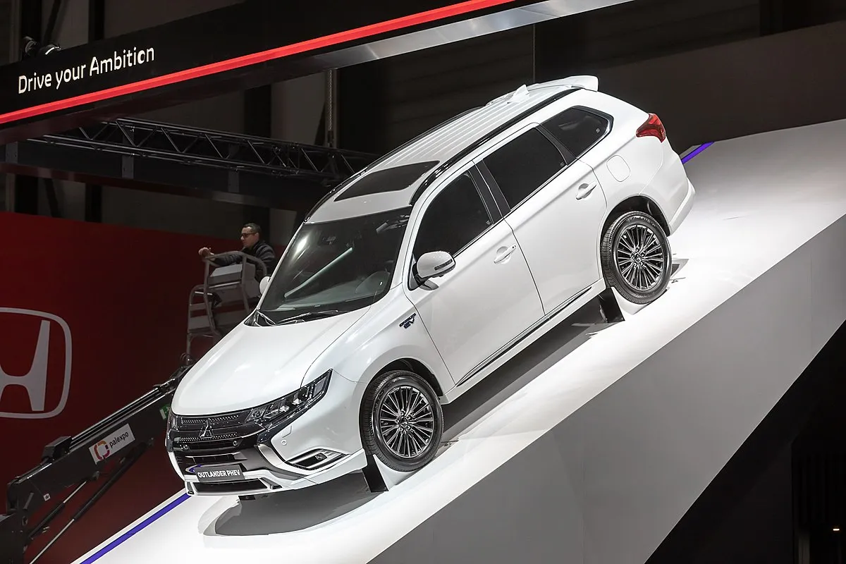 Mitsubishi Outlander LE 2025 - Image 4