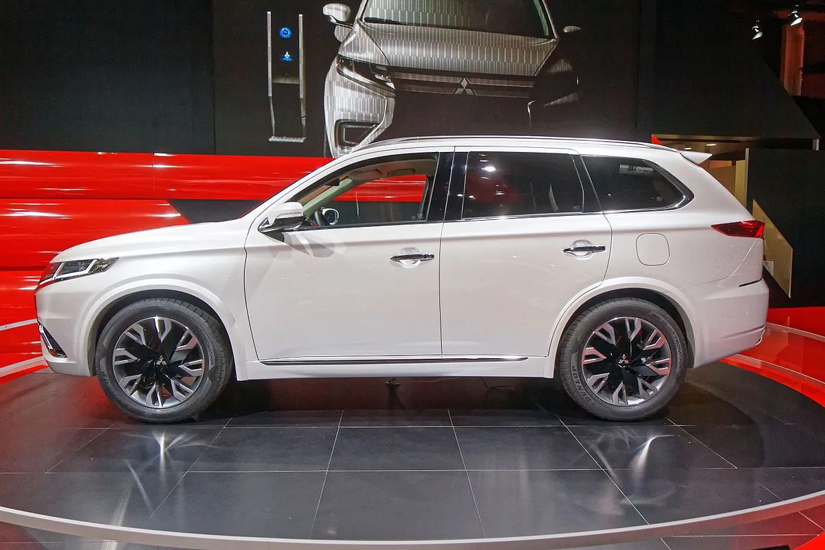 Mitsubishi Outlander PHEV 2025 - Image 2