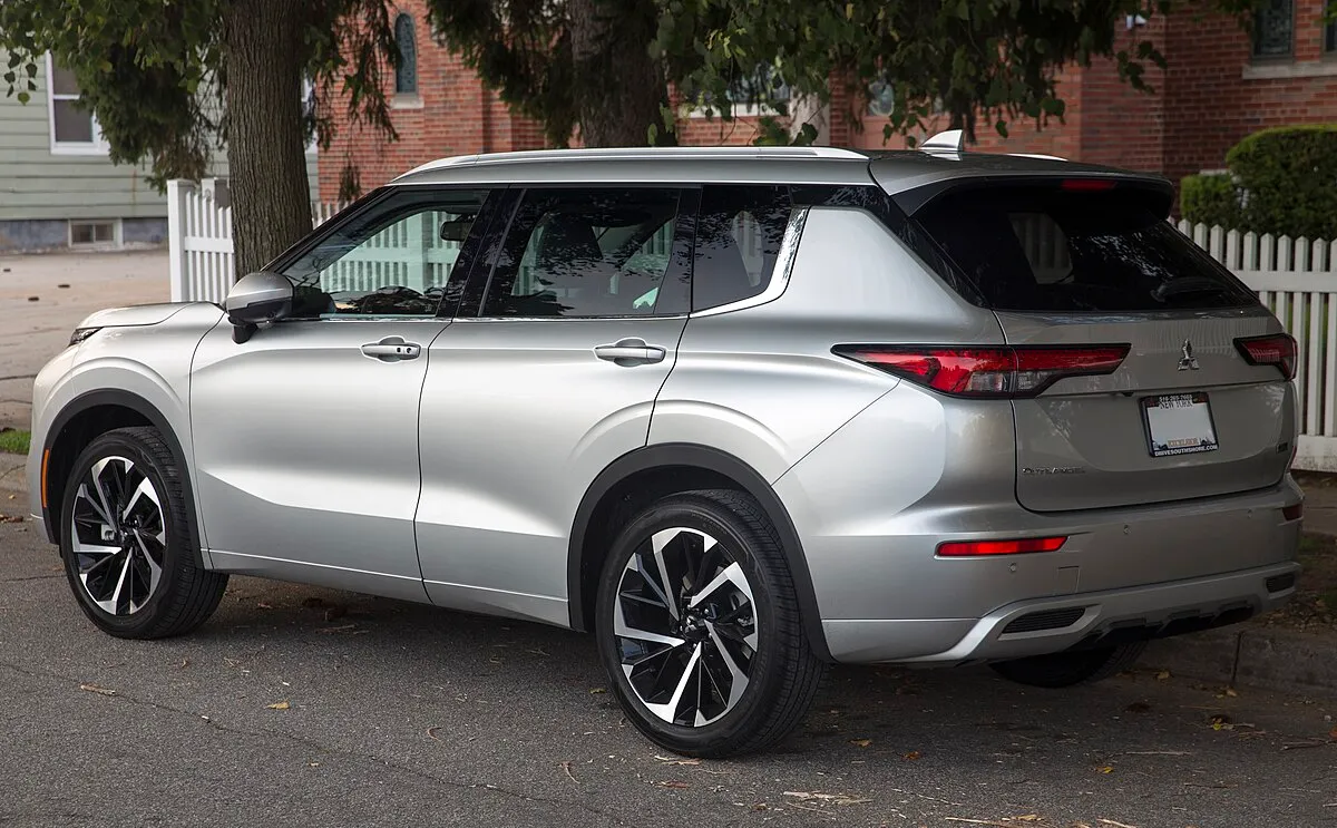 Mitsubishi Outlander SEL 2025 - Image 2