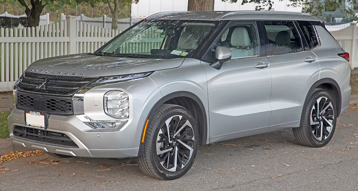 Mitsubishi Outlander SEL 2025 - Image 3