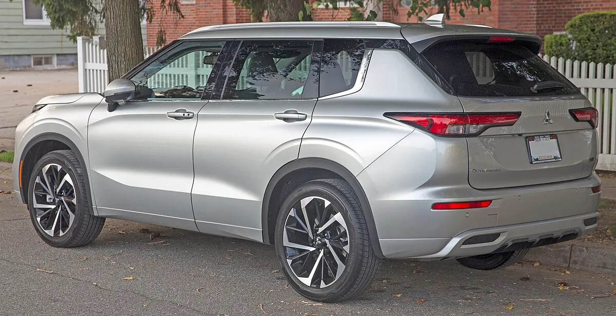 Mitsubishi Outlander SEL 2025 - Image 4