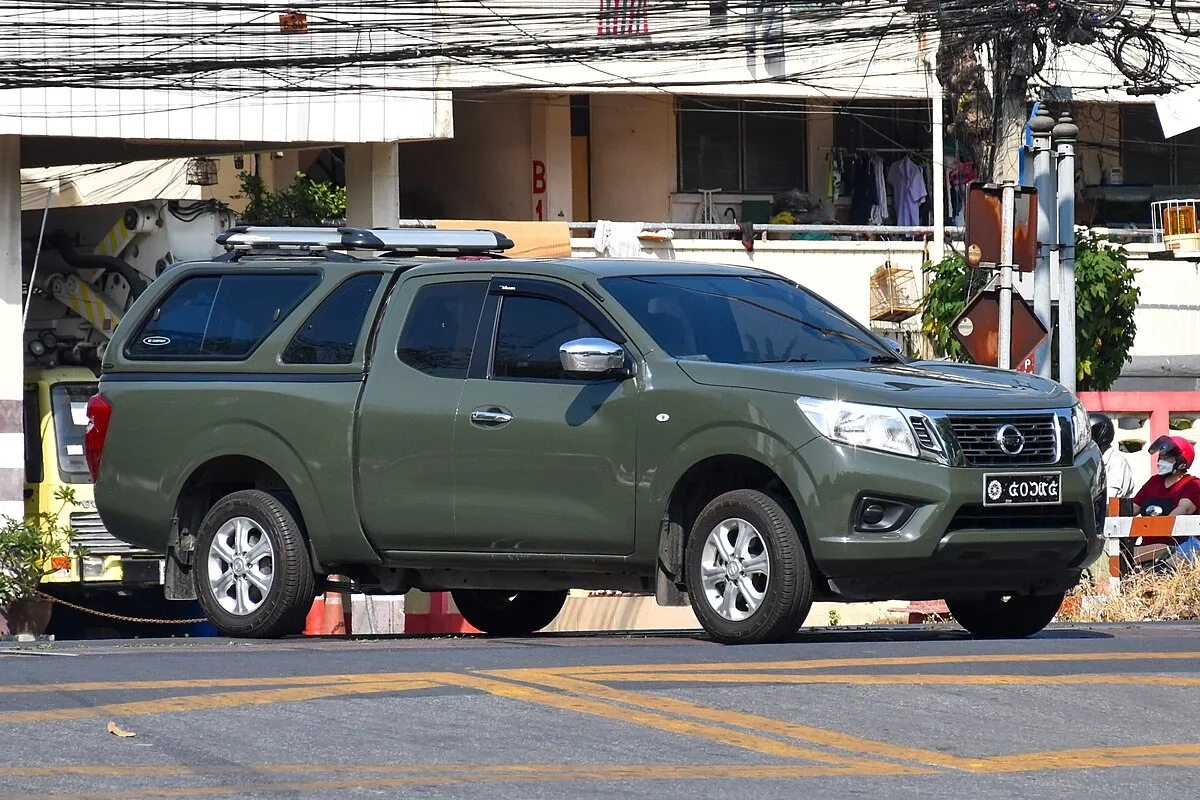 Nissan Navara 2010 2.5 AT 4WD Pickup Double cabin - Image 2