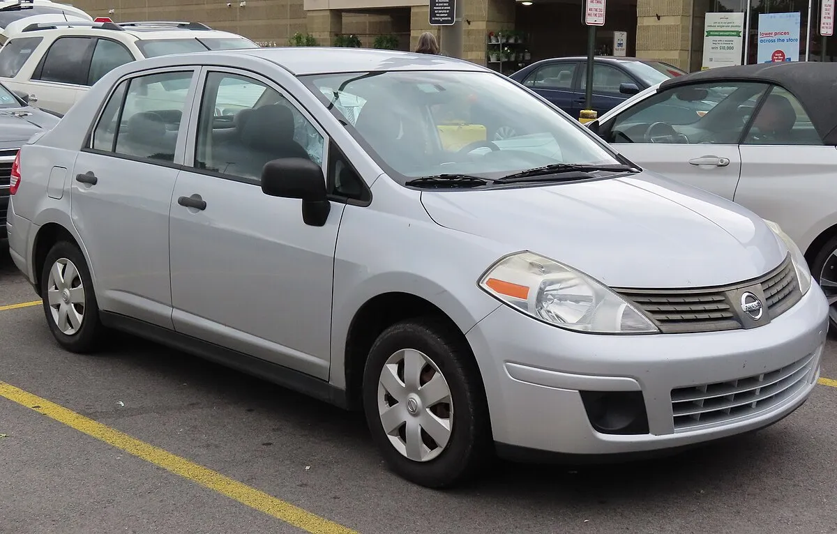 Nissan Versa 2009 1.6 AT Hatchback - Image 2