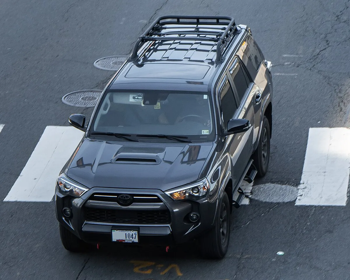 Toyota 4Runner 2013 4.0 AT AWD SUV - Image 10