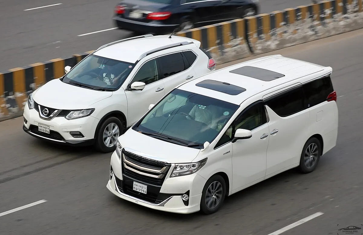 Toyota ALPHARD EXECUTIVE LOUNGE 2025 - Image 3