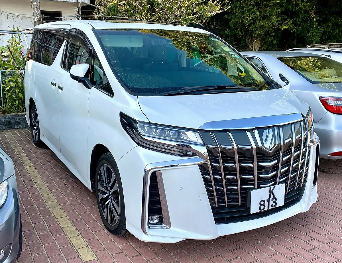 Toyota ALPHARD EXECUTIVE LOUNGE 2025 - Image 4