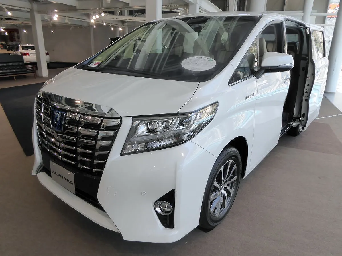 Toyota ALPHARD EXECUTIVE LOUNGE 2025 - Image 6