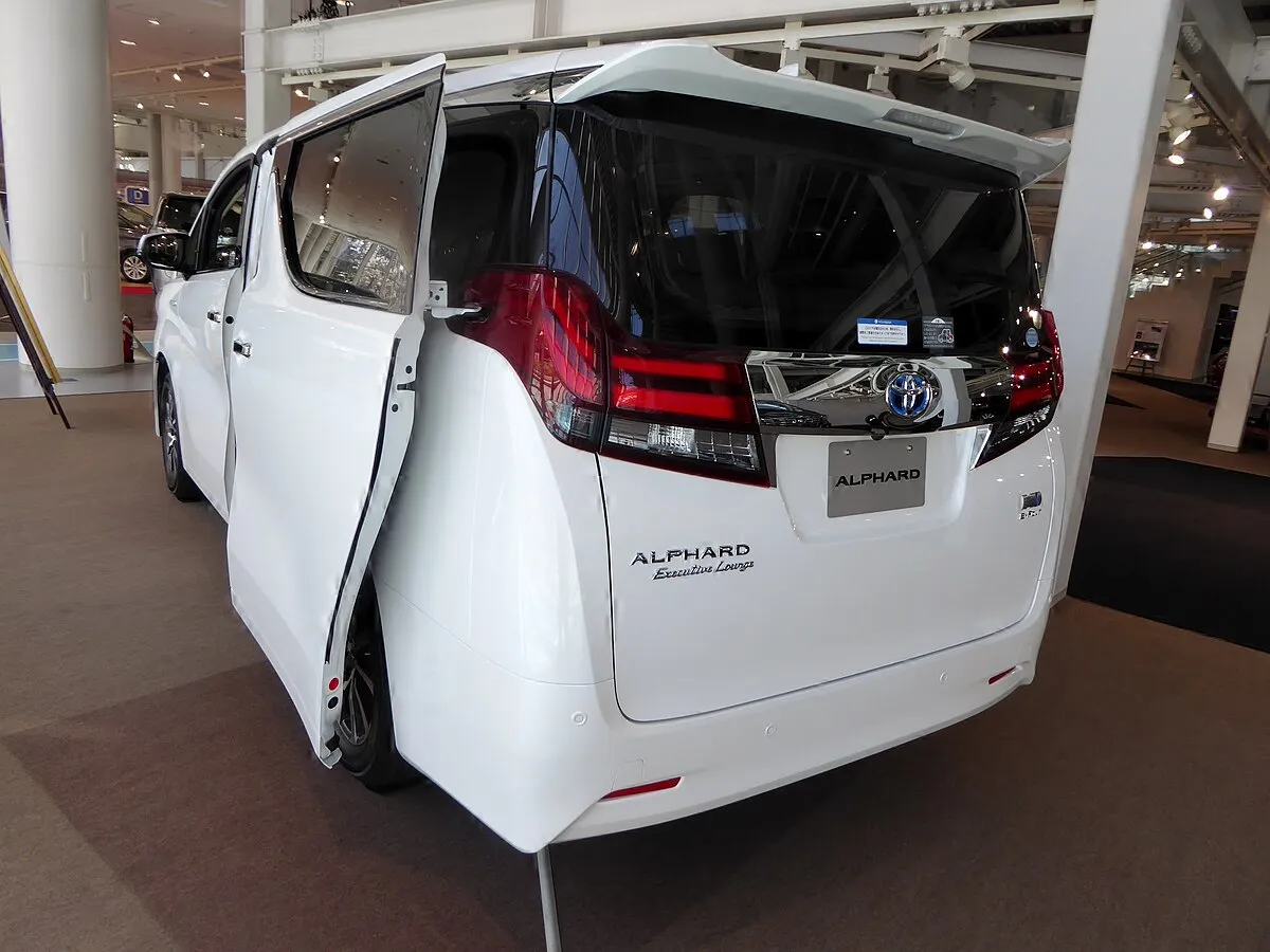 Toyota ALPHARD EXECUTIVE LOUNGE 2025 - Image 7