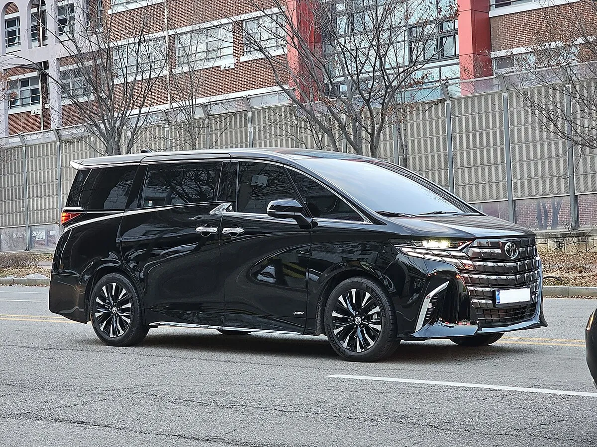 Toyota ALPHARD EXECUTIVE LOUNGE 2025 - Image 8