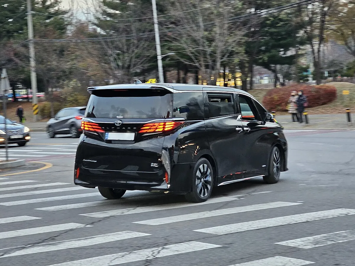 Toyota ALPHARD EXECUTIVE LOUNGE 2025 - Image 9