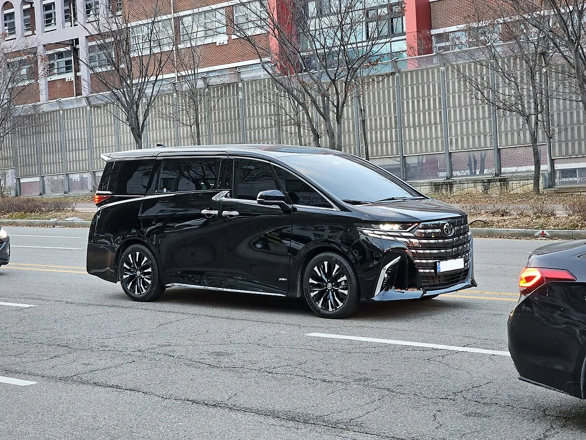 Toyota ALPHARD EXECUTIVE LOUNGE 2025 - Image 10