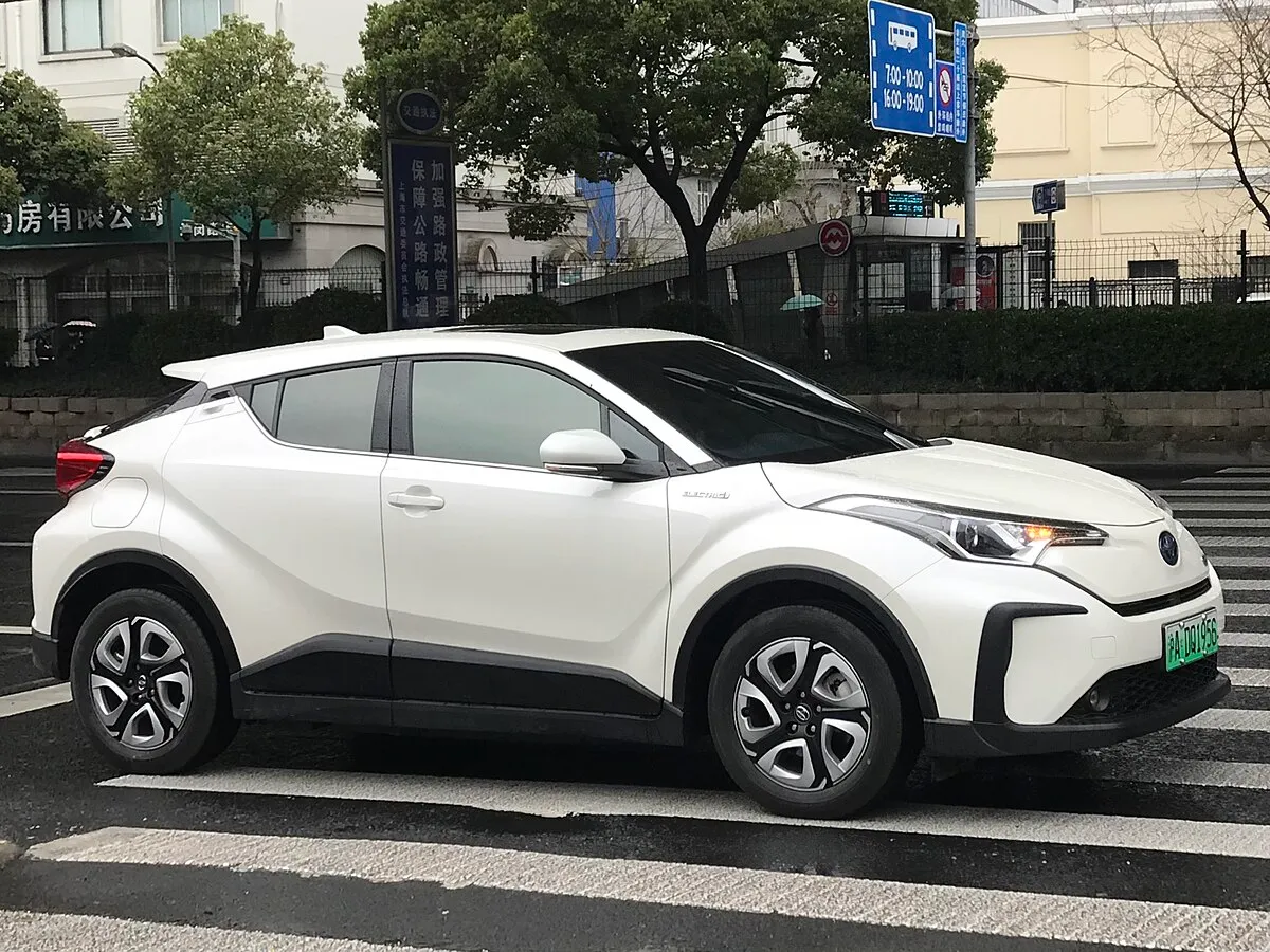 Toyota C-HR 2019 1.2 CVT 4WD SUV 5 doors - Image 1