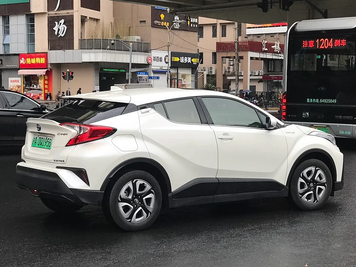 Toyota C-HR 2019 1.2 CVT 4WD SUV 5 doors - Image 2