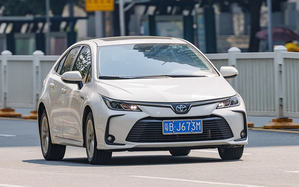 Toyota COROLLA SEDAN HYBRID 2025 - Image 2