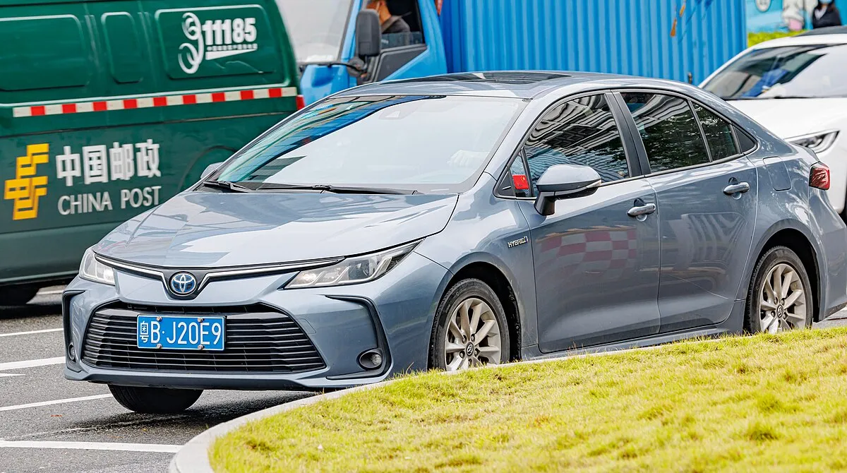 Toyota COROLLA SEDAN HYBRID 2025 - Image 3