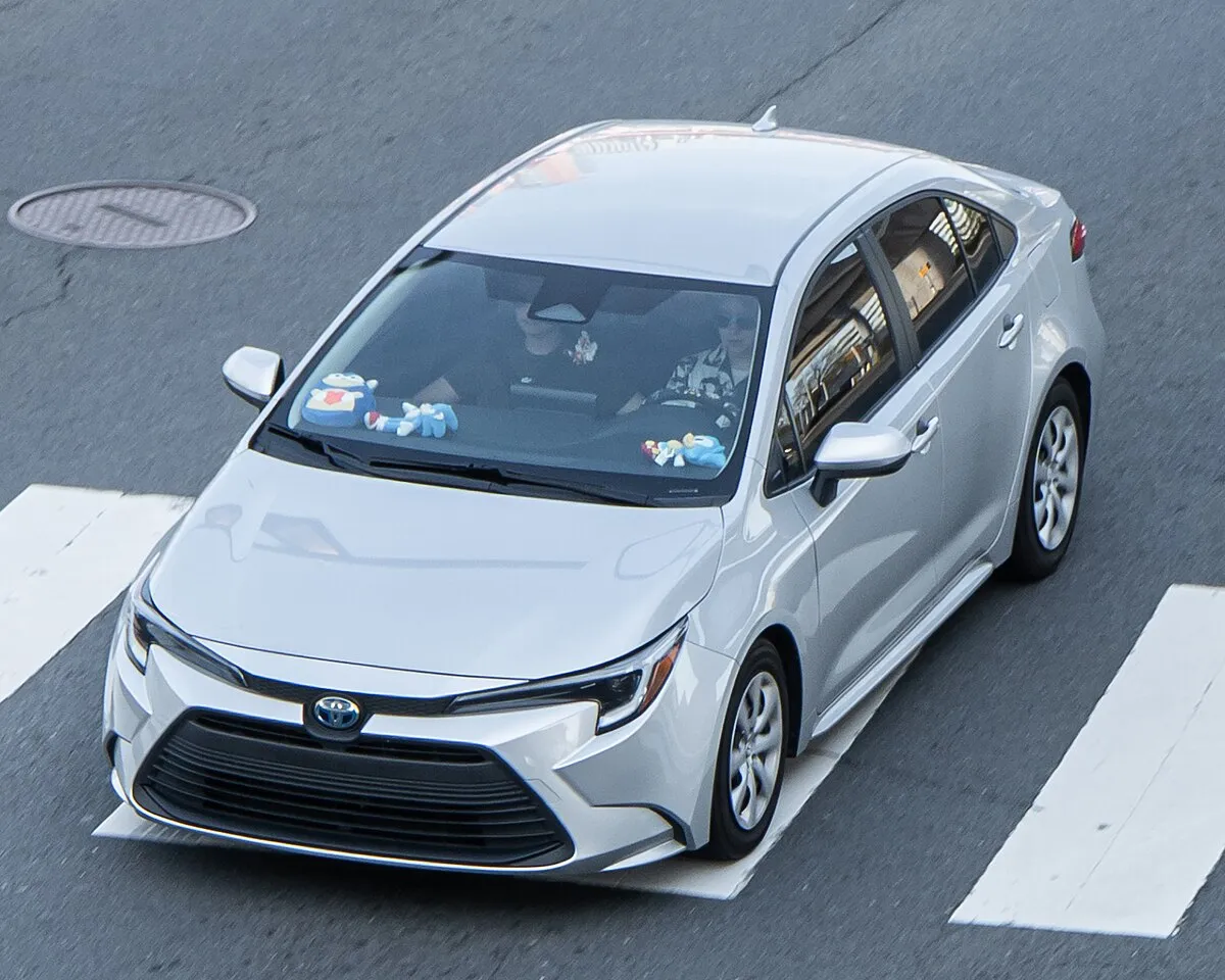 Toyota COROLLA SEDAN HYBRID 2025 - Image 4